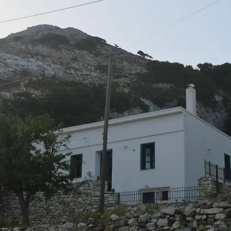 με θέα το χωριό & το όρος ζευς! Apartamento Apérathos