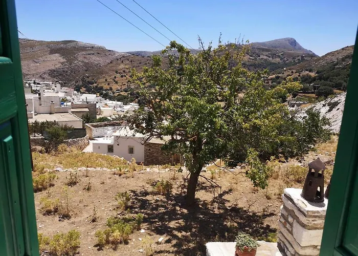 με θέα το χωριό & το όρος ζευς! Apartamento Apérathos