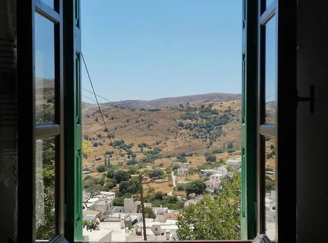 με θέα το χωριό & το όρος ζευς! Apérathos